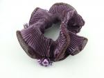 Haargummi violett mit Band umsumt und mit Steinen verziert