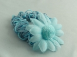Haargummi hellblau mit Blume